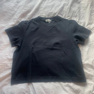 Mörkblå T-shirt  - Mörkblå T-shirt från COS i storlek M