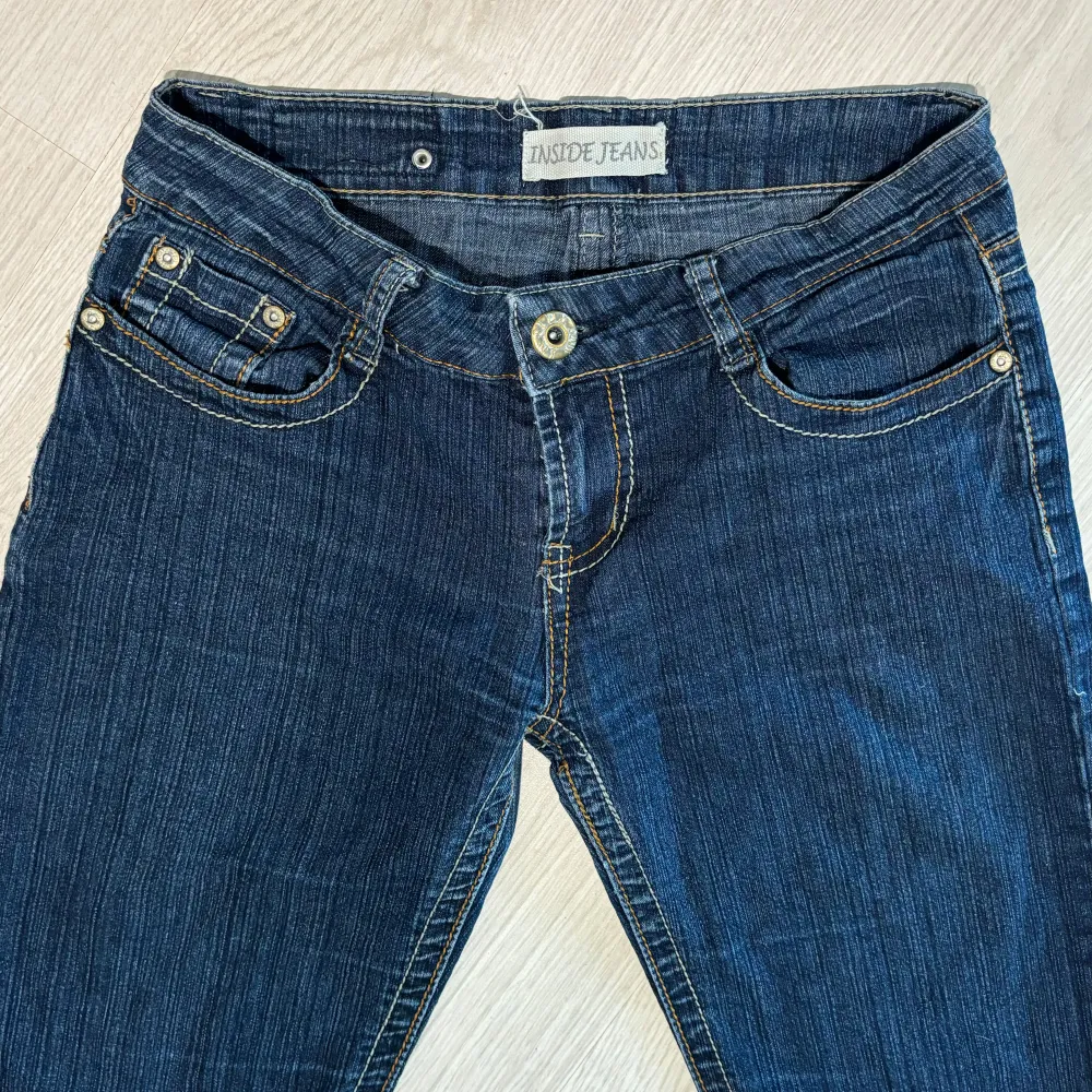 Säljer ett par snygga mörkblå jeans från Inside Jeans. De har en klassisk femficksdesign med snygga sömmar på bakfickorna. Jeansen är i bra skick och perfekta för vardagsbruk.. Jeans & Byxor.