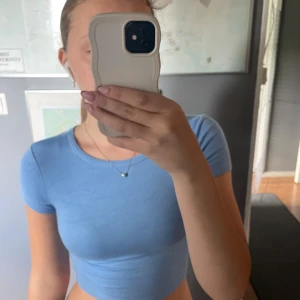 Zara topp  - Kort topp från zara knappt använd 