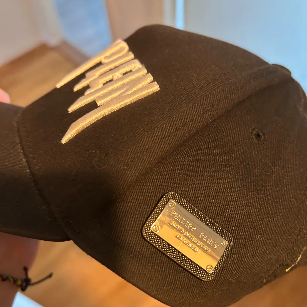 Köpt på NK i stockholm för 2700kr för 5 år sen . Accessoarer.