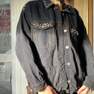 Svart jeansjacka med nitar - Svart jeansjacka med nitar på olika ställen. cool men inte min stil längre :) pris kan diskuteras❤️
