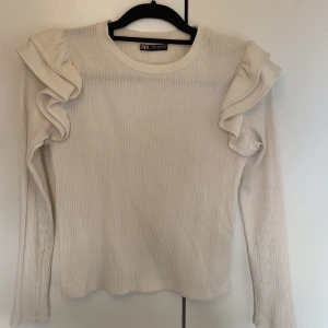 Stickad tröja - PRIS DISKUTERAS!! Suuuuper fin stickad tröja med volanger från Zara! Köpt för ca 350kr (tror jag)💗 jätte bra skick 