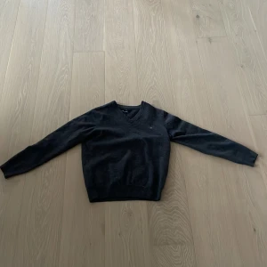 Gant tröja - Jätte snygg gant tröja i lambwool. Perfekt inför vintern. Har ett hål under armen men går lätt och fixa så därför det låga priset passar 160-165 (skickar inte bilder då den inte passar mig längre)