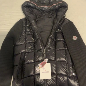 Moncler Jacka  - Säljer nu min helt nya Moncler jacka eftersom den inte faller mig i smaken längre. Storlek L men passar S och M bäst. Bara att höra av er om mer info! PRIS KAN DISKUTERAS VID SNABB AFFÄR!!!!!