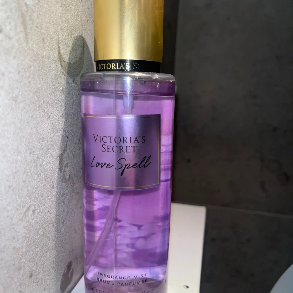 Victoria secret body mist i den populära love spel. använd två ggr ny pris 230 säljes 139. Parfym.