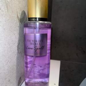 Victoria secret body mist i den populära love spel. använd två ggr ny pris 230 säljes 139