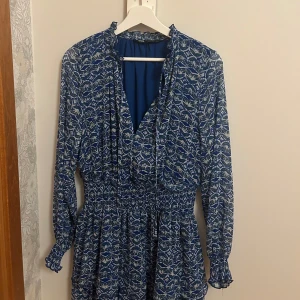 Zara sommarklänning - klänning från zara som inte längre finns kvar, super skön och använd ca två gånger. Ny skick. Tvättas såklart innan jag skickar och skriv mer än gärna om ni vill ha fler bilder. 