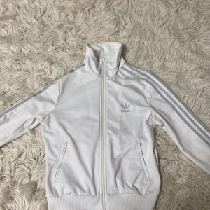 Adidas zip - Säljer denna supersnygga tröja. Fått lite färg på sig! Storlek s. ❤️