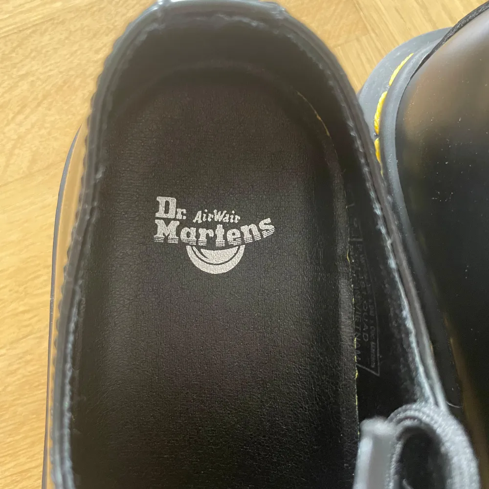 Helt nya dr martens. Köpte storlek 42 men de var för små :/ . Skor.