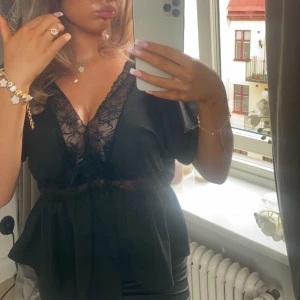 Blus - Jättefin blus som passar till massa olika tillfällen, kmr tyvärr inte till användning. Använd 1 gång 💕