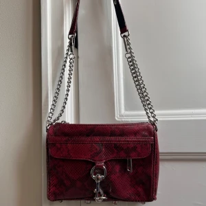 Rebecca Minkoff väska - Rebecca Minkoff väska från 2018. Lite nött på metallen framtill, men annars fint skick. Går att förlänga och förkorta ”bandet” (se bild)🧰 