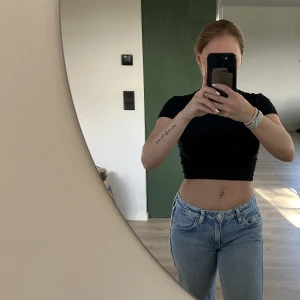 Snygga jeans från Weekday Arrow - Jeans från Weekday, modell Arrow Storlek 24/30 och passar folk mellan 150-155💗