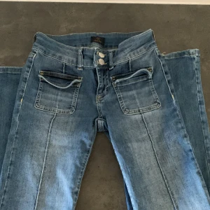 Lågmidjade jeans - Super sköna och fina Lågmidjade jeans från Nelly som inte kommer inte till användning. Har använt dom ett fåtal gånger men dom är lite slitna längst ner på jeansen(då dom vart för långa för mig)!! Skriv om du har frågor/vill ha fler bilder✨✨💕💕🫶🏼🫶🏼