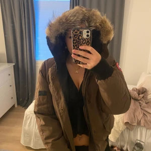 canada goose chilliwack bomber - mens size s authentic good condition some tiny flaws ask for more pictures