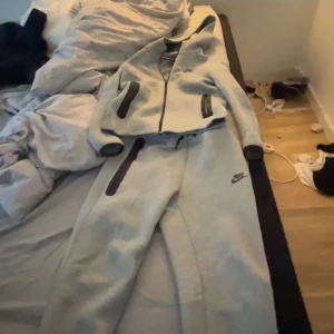 Nike tech - Helt ny använt två gånger skick 10/10 kom privat för snacka pris eller fler bilder. Kan tänka mig att gå ner i pris vid snabb affär.