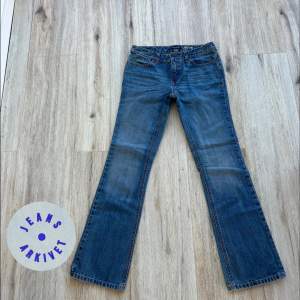 Så snygga Ralph lauren jeans. Storlek: XXS, midjemått: 34x2 cm innerbenslängd: 75 cm. Har inga bilder med jeansen på då de är för små.