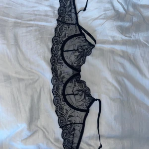 Bralette  - Svart spets bralette som aldrig är använd då jag köpte i fel storlek💗