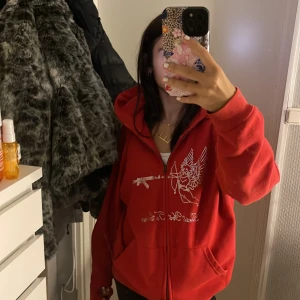 bestyettocome kofta - säljer nu min röda bestyettocome kofta som inte säljs längre fortfarande i topp skick bara att det saknas 2 stenar vilket verkligen knappt märks kommer inte till användning längre!