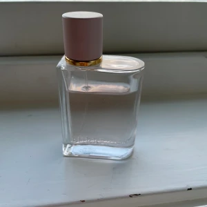 Burberry Her parfym  - Säljer min Burberry Her parfym som är använd ca 20%. Luktar som  hallon, blåbär och svarta vinbär.  Nypris: 1025kr💖 Här gärna av dig, köpare står för frakt🩷