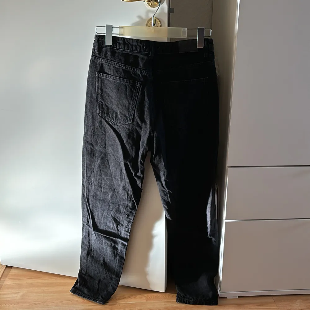 Använda jeans men inga hål eller utslitningar. Sitter lite tight i midja och rumpa, därav säljs dem. . Jeans & Byxor.