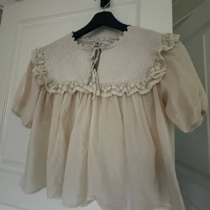 Söt blus från Zara - Söt topp från Zara som är använd under 5gånger, den är felfri💕skriv vid frågor ❤️