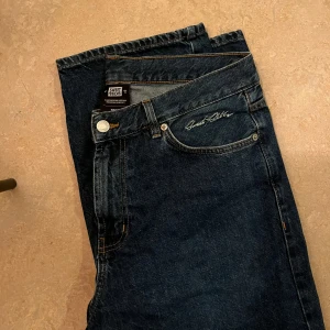 Junkyard Jeans - Riktigt sköna Junkyard Skater Jeans.  Tyvärr inte min stil.  Bra kvalitet, sitter lågmidjat, långa i benen,  broderidekor fram och snyggt märke bak. 