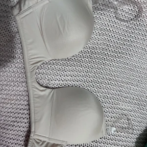 bh Lindex  - Lindex beige bh, st M, med avtagbara, genomskinliga & beige axelband. Bh:n har en V-ringning fram och en öppen rygg. Perfekt för djup urringning och öppen rygg då den inte syns, samtidigt som den ger stöd! Sökord: bra pushup bh, beige bh, V-ringnin