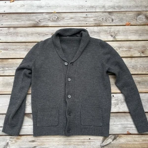 Cardigan - Säljer nu en sjukt fet cardigan från ”cedarwood state” skick 10/10 i storlek M. 