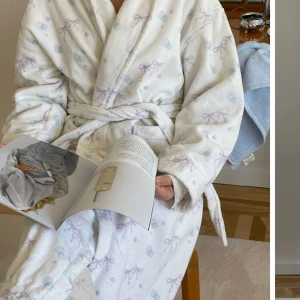 Djerf avenue morgonrock - Säljer denna superfina morgonrock från djerf avenue då den tyvärr inte kommer till användning. Har endast använt den ett fåtal gånger och även tvättat den, så skicket är som nytt 🫶🏼 Nypris 1500