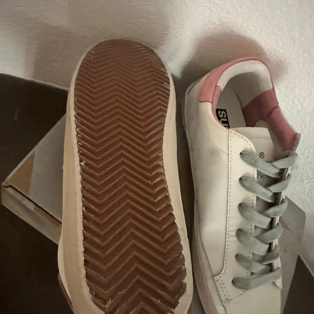 Golden Goose skor i jättefint skick (knappt använda) Storlek 40 men passar också 39. Skor.