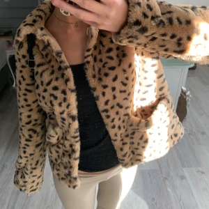 leopard jacka - så söt jacka från h&m som nt kmr till användning mer 💗💗 strlk s. använd gärna köp nu ☺️