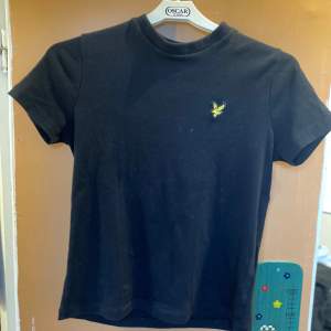 Hej! Jag säljer en lyle&scott t-shirt då den blivit för liten. Fint skick!