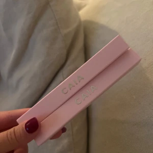 2 st ögonskuggor  - ICY CHAMPAGNE & SNOW SPICE EYE SHADOW PENCILS Dessa ögonskuggspennor ger intensiv färg som torkar direkt och sitter kvar hela dagen och natten utan att flagna eller kladda. Dess smidiga gel-textur förvandlas till en bekväm och tunn film på ögonlocken