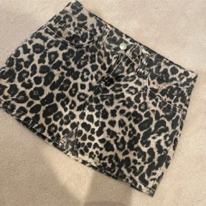 Leopard jeanskjol⭐️ - Aldrig använd, prislappar kvar!! Säljer då den inte passade🫶🏻(pris kan diskuteras)