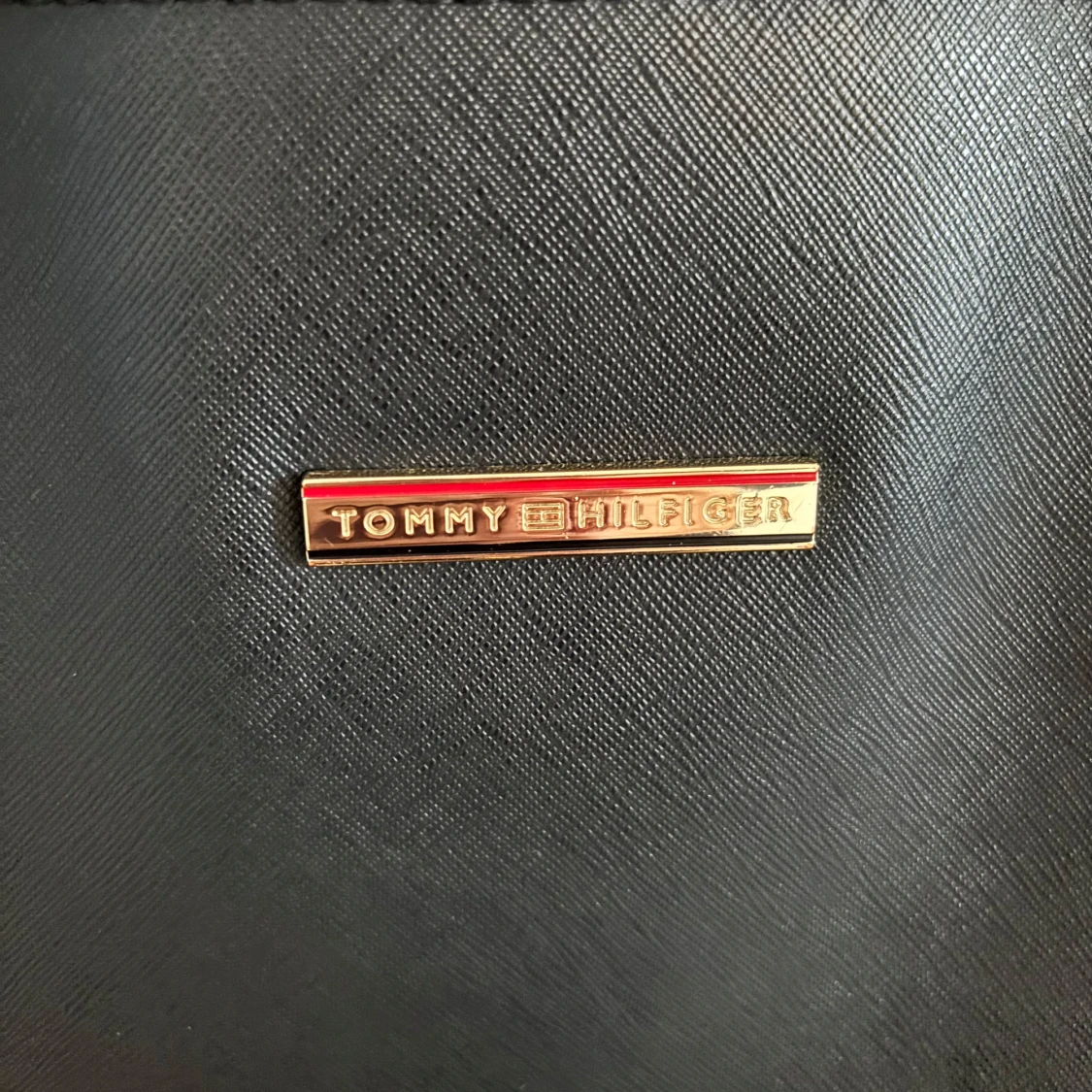 Svart axelväska från Tommy Hilfiger - 2