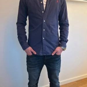Polo Ralph lauren skjorta blå - En skjorta i jätte bra skick och snygg färg. Storlek S och pis kan diskuteras 🙌🏾