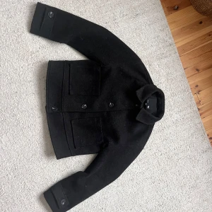 Kappa - Söt kappa som inte kommer till användning! Har ett hål på insidan men inget som syns när man använder den och som lätt går att sy ihop!💕