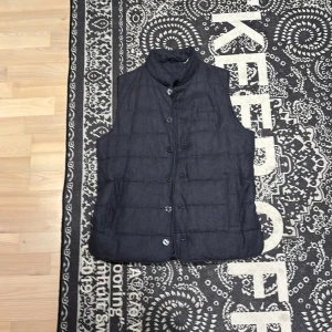 Mörkblå John Henric väst - Säljer nu min John Henric väst då den inte kommer till användning . Västens ny pris är 1300 och jag säljer min för 649. Västen är bara använd fåtal gånger. Perfekt nu till våren. Vid minsta fråga är det bara att hojta till Med vänlig hälsning, Morris🐺