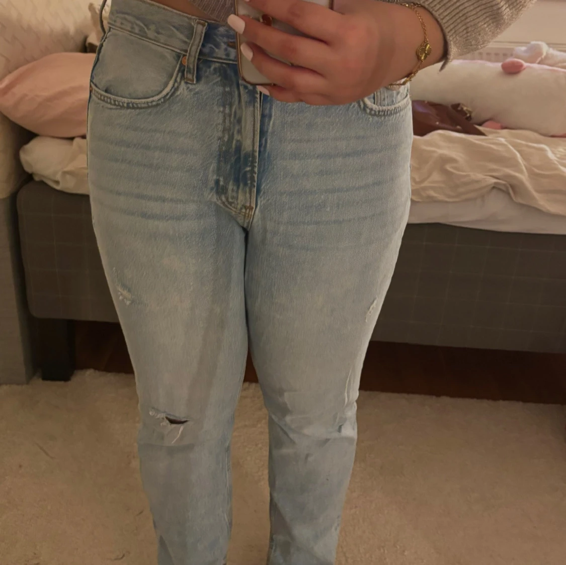 Ljusblå jeans med slitningar