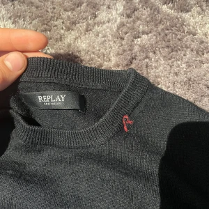 Replay crewneck  - Replay crewneck, använd 2 gånger inga defekter hål elr sådant, simple design och väldigt stilren. Passar xs/s