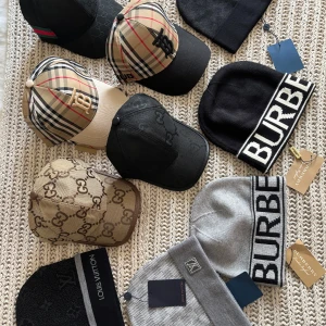 Mössor och kepsar - Olika mössor och kepsar, skriv i DM 