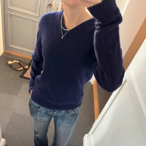 Blå stickad ulltröja  - Blå stickad tröja i 50% ull från Lawrence Grey i storlek M. Fint skick. Använd gärna köp nu!