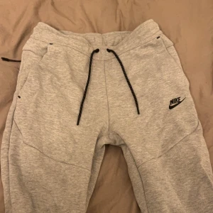Nike tech byxor grå  - Oanvända, perfekt skick.