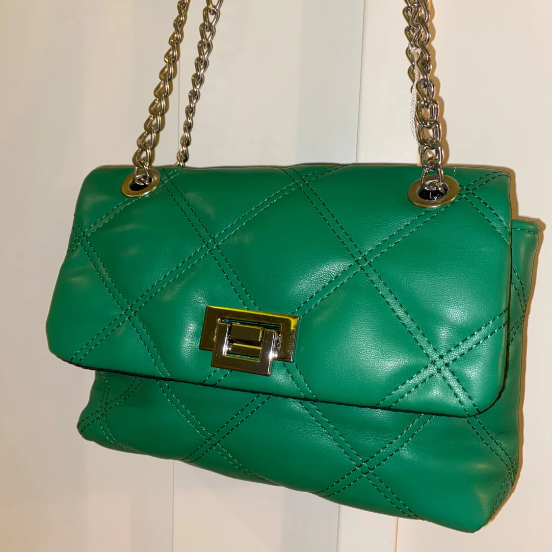 Grön quiltad axelväska med kedja - 1