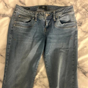Blå jeans från LTB - As snygga lågmidjade bootcut jeans från ltb. Dom är i storleken W27L30 och sitter perfekt på mig som vanligtvis har storlek S i jeans och är 160 cm lång. Dom är i väldigt fint skick och har inte användts många gånger. Skriv för fler bilder eller vid frågor🥰