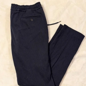 Mörkblåa Randiga Ralph Lauren Byxor - Oanvända Mörkblåa Randiga Ralph Lauren Byxor, Nypris 2199kr, Storlek 31/32