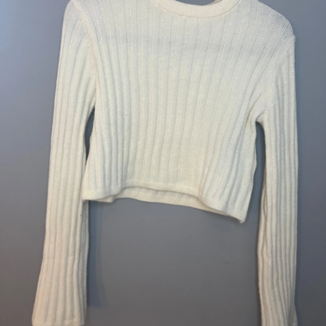 Vit ribbad croppad tröja