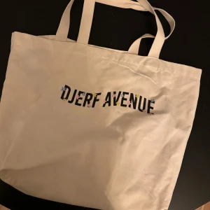 Djerf avenue - Totebag från djerf avenue! 🌸🌻🩷💕💖❤️