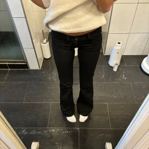 Svarta bootcut jeans - Supersnygga svarta bootcut jeans från Cheap Monday (Weekday)💕 Nya med lappen kvar! Helt slutsålda! Storlek 23/30