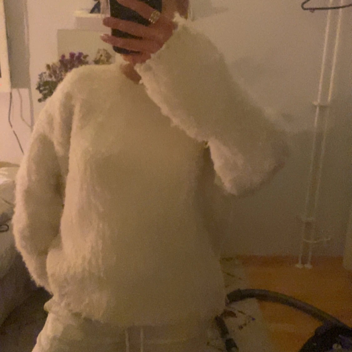Vit fluffig tröja